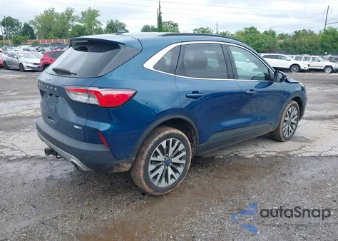 2020 Ford Escape Titanium z USA, uszkodzony, nr VIN 1FMCU9J92LUC16654